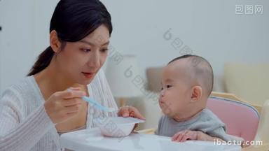 年轻妈妈喂宝宝吃饭